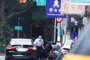 珠海台当局这个单位的公车，给了狗了